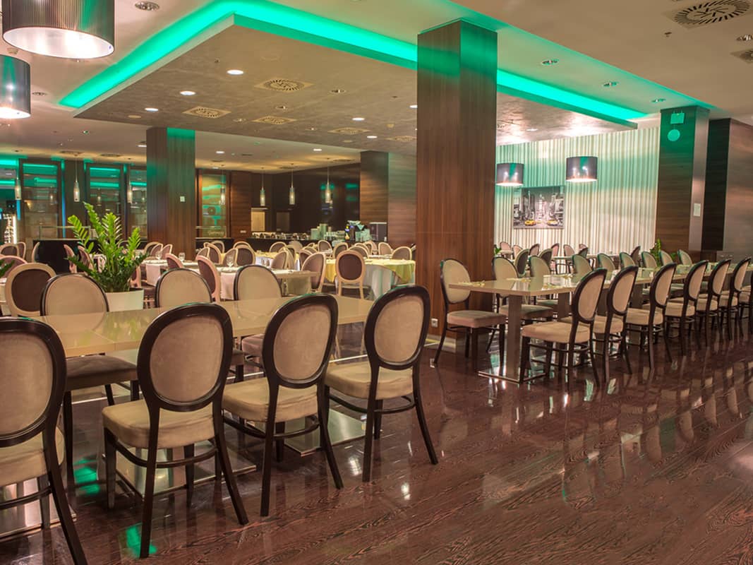 Cosmopolitan Reštaurácia — Holiday Inn Žilina